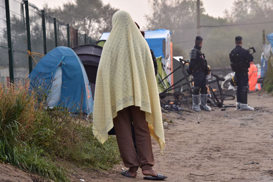 أحد اللاجئين ينظر إلى ما تبقى فى المخيم